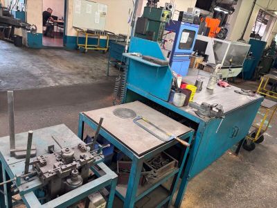une photo d'un atelier d'usinage où se trouvent de nombreuses machines