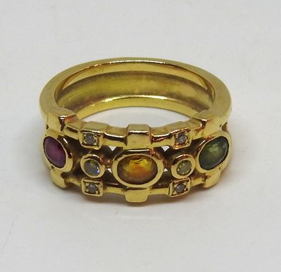 une image d'une bague en or ornée de pierres multicolores