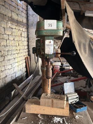 une machine posée sur une table dans une pièce
