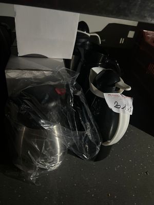 un sac posé sur un comptoir à côté d'une cafetière