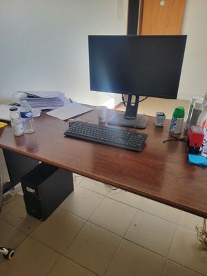un bureau équipé d'un écran d'ordinateur et d'un clavier