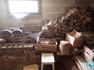 un tas de bois dans un coin de la pièce