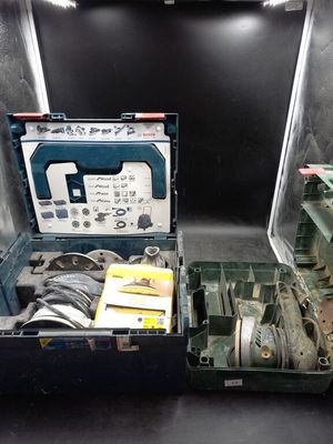 deux valises ouvertes posées sur une table