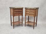 paire de tables de chevet françaises anciennes avec dessus en marbre