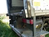 un camion garé tout seul dans l'herbe