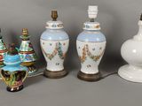 Plusieurs types de vases sont alignés sur une table