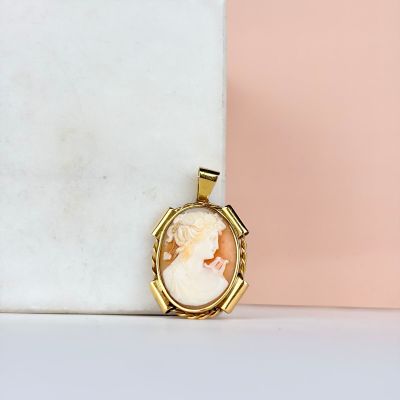 un pendentif plaqué or avec un camée, un camée, un camée, un camée, un camée, un camée, un camée, un camée, un camée, un camée, un camée, un camée, un camée, un camée