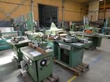 de nombreuses machines qui sont installées dans une grande salle