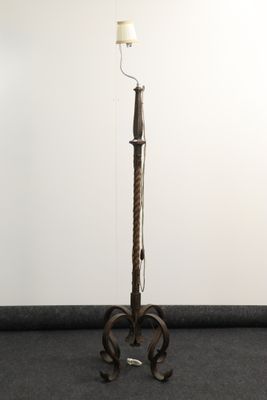 NICOLAS (Ferronnier, Bayeux) – Lampadaire en fer forgé, en p…