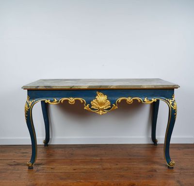 une console bleue et dorée avec un plateau en marbre