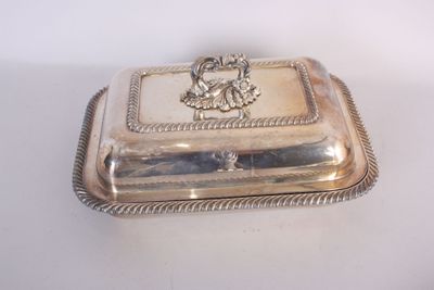 une assiette en argent ornée d'un motif décoratif