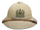 un vieux casque de l'armée britannique muni d'un bandeau en cuir autour du bord