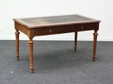 une petite table avec un plateau en verre, posée sur un sol recouvert de moquette