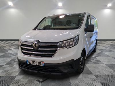 la photo d'une camionnette blanche garée dans un garage