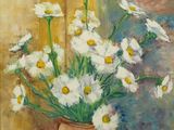 un tableau représentant un vase de marguerites devant une fenêtre