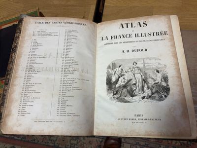 un livre ouvert posé sur une table