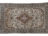 un tapis persan antique sur fond blanc