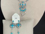 un mannequin blanc portant un collier et des boucles d'oreilles
