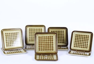 six assiettes carrées marron et blanches, ornées de carrés