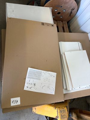 une pile de cartons et une chaise dans une pièce