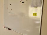 un tableau blanc accroché au mur d'une pièce