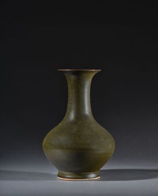 vase à glaçure verte sur fond noir