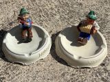 deux petites figurines représentant des personnes assises, placées dans un bol