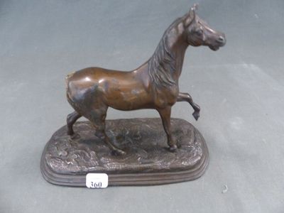 statue en bronze représentant un cheval, posée sur un socle et accompagnée d'une étiquette indiquant le prix
