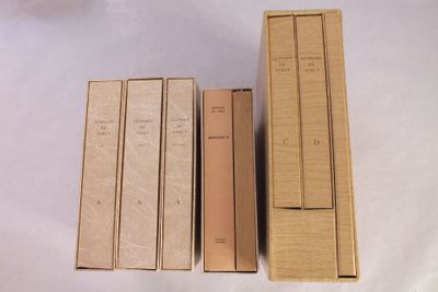 trois livres sont posés les uns à côté des autres sur une surface blanche