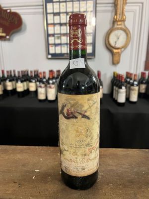 une bouteille de vin posée sur une table devant un tas de bouteilles