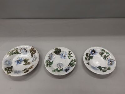 2 assiettes et un plat en grès vernissé.