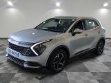 un SUV argenté garé dans un showroom au sol carrelé