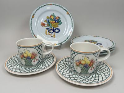trois tasses et soucoupes posées sur une table