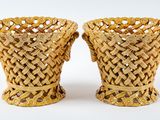 deux vases en osier placés l'un à côté de l'autre