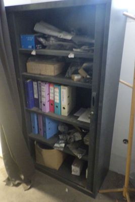 une bibliothèque noire sur laquelle sont posées de nombreuses boîtes