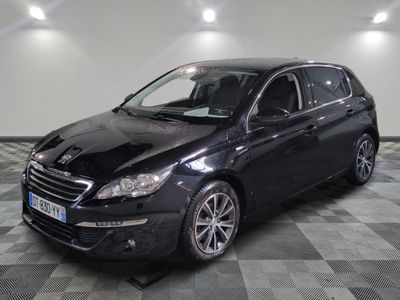 la photo d'une voiture noire sur un sol en damier