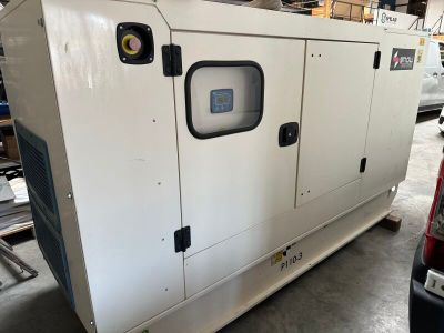 une grande machine blanche qui se trouve dans un garage