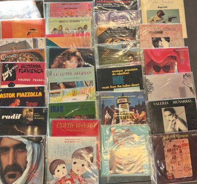 de nombreux types de CD musicaux sur la table