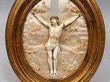 une image représentant Jésus sur la croix, dans un cadre doré