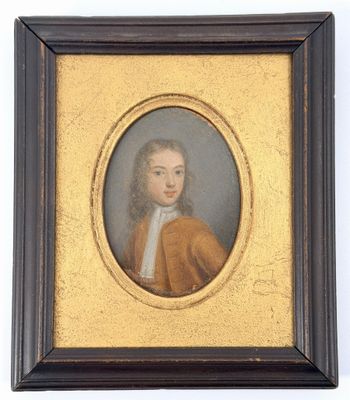 portrait d'un jeune homme vêtu d'un manteau marron, dans un cadre doré