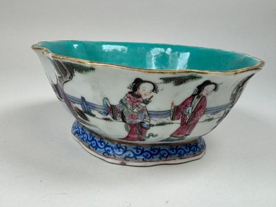 une image représentant un bol bleu et blanc orné de femmes asiatiques