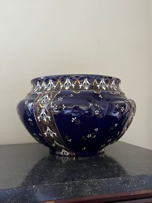 un vase bleu posé sur une table noire