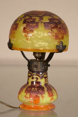 une lampe posée sur une table en verre