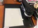 une tablette posée sur un bureau à côté d'une imprimante
