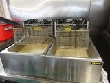 deux friteuses posées sur un plan de travail