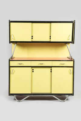une photo d'une armoire jaune et noire comportant deux étagères