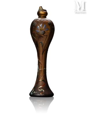 une image représentant un vase orné d'un motif floral