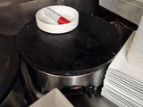 une assiette blanche sur laquelle se trouve un objet rouge, dans une cuisine