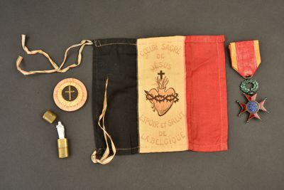un drapeau orné d'une croix, une médaille et d'autres objets posés sur une table