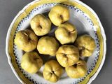 un saladier de pommes posé sur une table